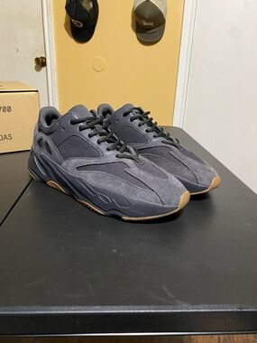 Yeezy 700 utility black (2023)